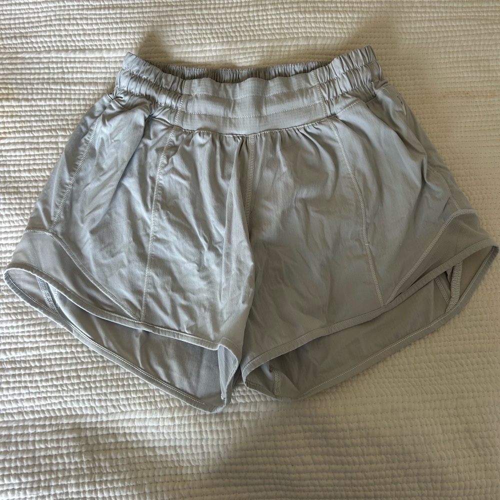 Lululemon white Hotty hot short 2.5”